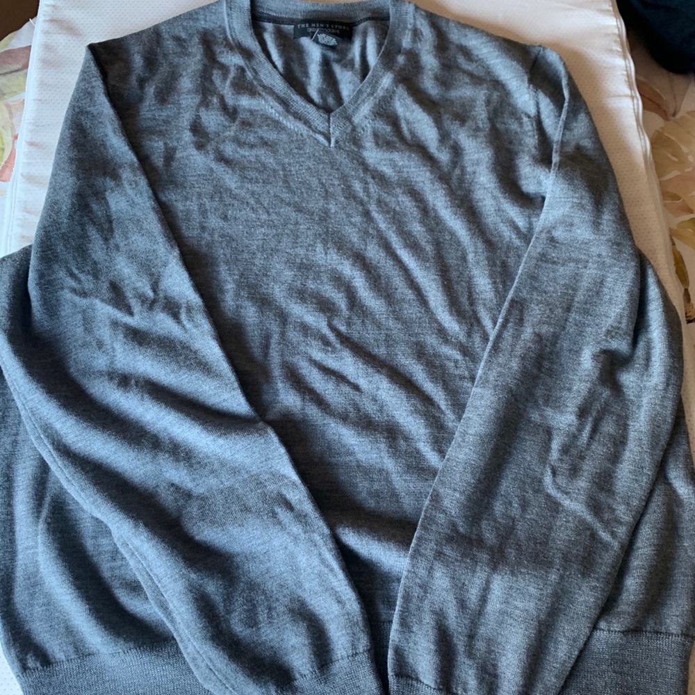 Men’s v neck sweater